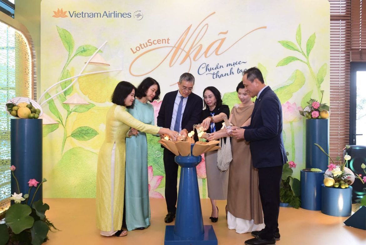 Vietnam Airlines ‘kể chuyện bằng hương sen’ với mùi hương Nhã trên hành trình bay