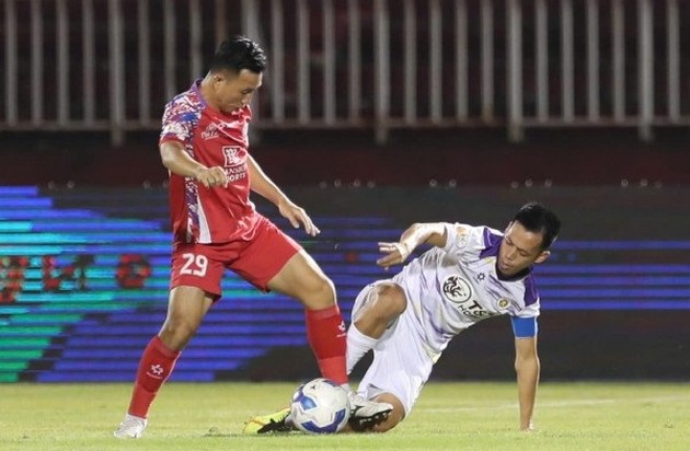 2 thẻ đỏ, 2 quả phạt đền, Hà Nội đánh bại TP.HCM