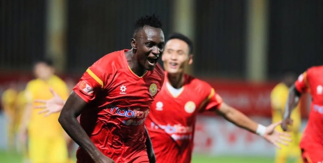3 bàn và 1 thẻ đỏ, tân binh PVF-CAND đánh bại SLNA
