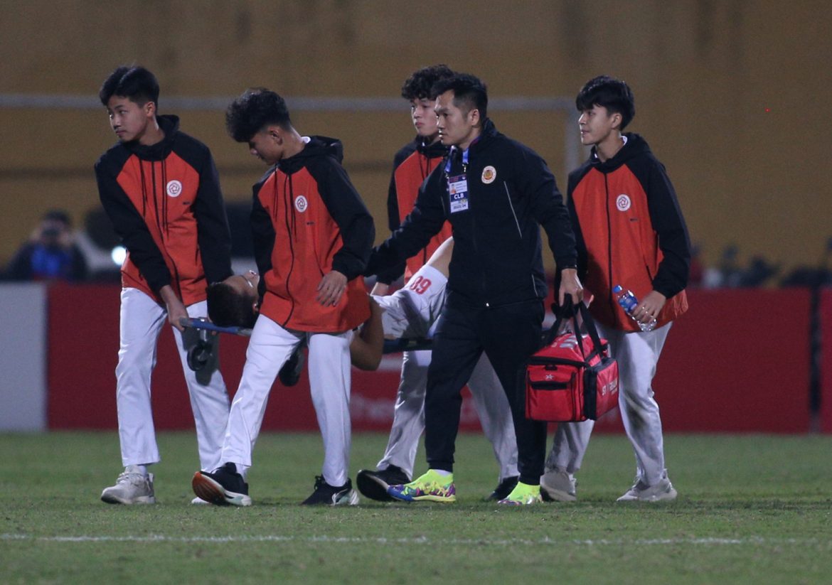 Bị khâu 24 mũi, thủ lĩnh hàng phòng ngự Việt Nam bồi hồi tâm sự