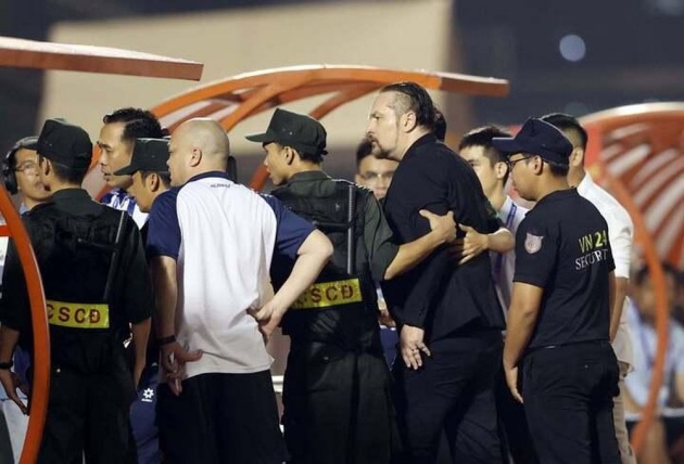 Bị thẻ đỏ, HLV Velizar Popov được cảnh sát đưa ra khỏi sân