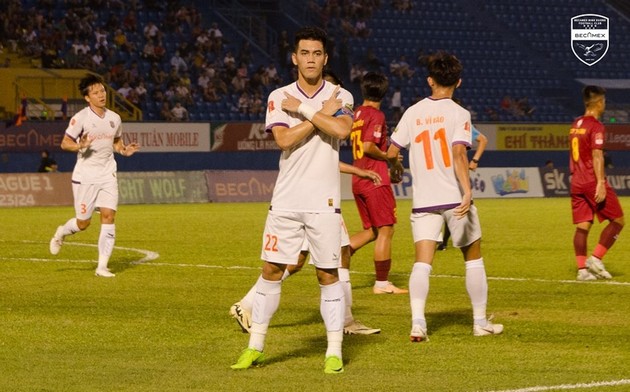 Bình Dương phả hơi nóng vào cuộc đua vô địch; Thanh Hóa gây thất vọng