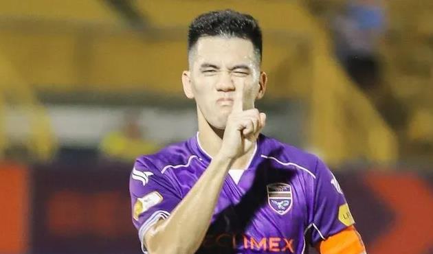 Bình Dương thấp thỏm khi Tiến Linh rời sân bằng cáng