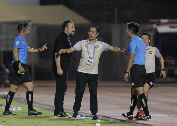 Bỏ họp báo, HLV Popov đối mặt án phạt nặng