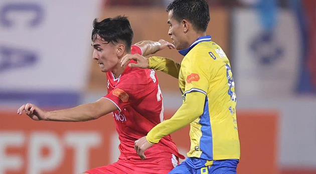 Brandon Ly ra mắt V.League, HLV Polking kỳ vọng vào tương lai