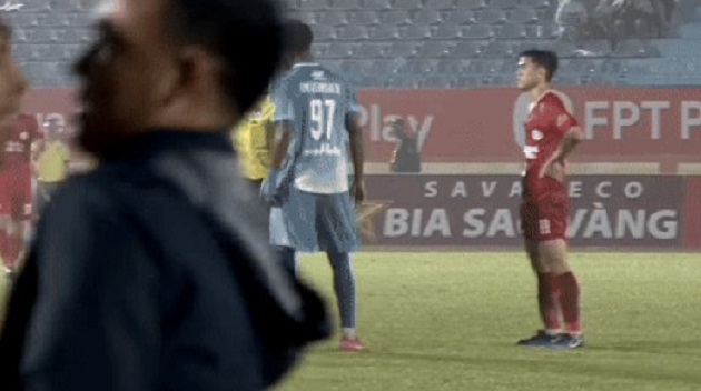 Bức xúc quyết định trọng tài, HLV Lê Đức Tuấn rời sân với thẻ đỏ