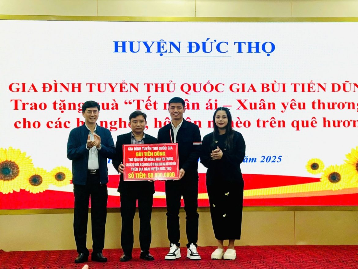 Bùi Tiến Dũng có hành động ý nghĩa sau khi được vinh danh ở quê nhà
