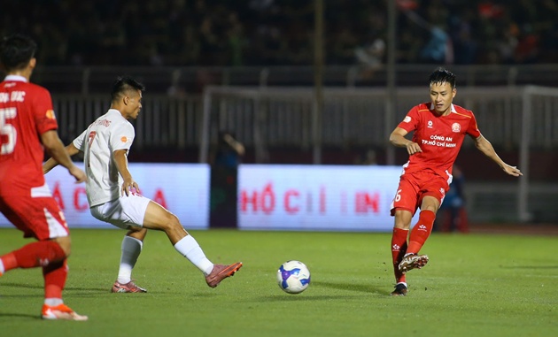 CA TP.HCM thi đấu với 10 người, đứt chuỗi thắng liên tiếp