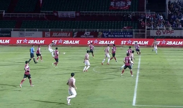 CAHN dọa kiện lên FIFA, trọng tài lao đao