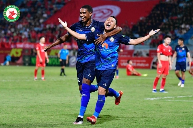 CAHN mua hậu vệ trái thay Văn Hậu