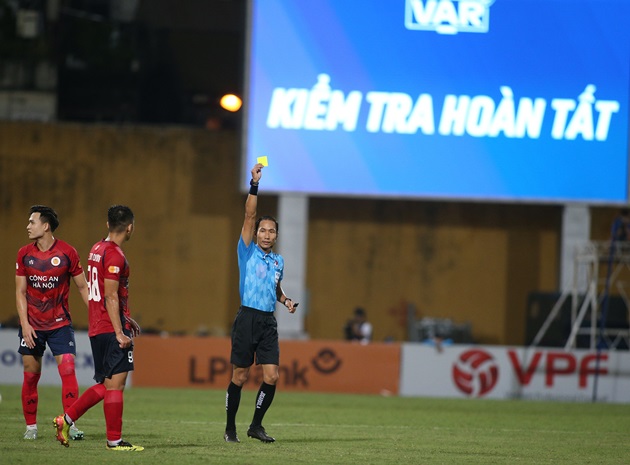 Cầu thủ CAHN thoát thẻ đỏ, HLV Hoàng Anh Tuấn nói gì?