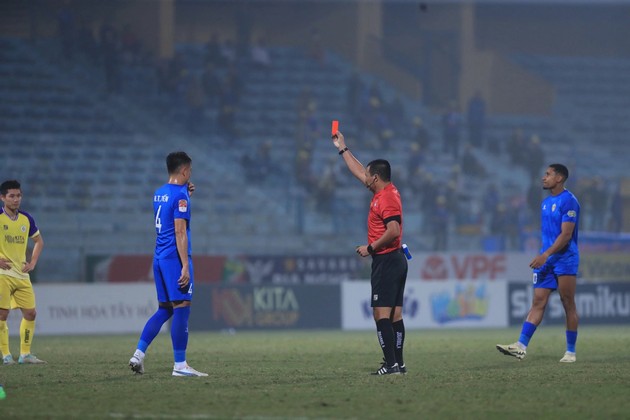 Cầu thủ triệt hạ Tuấn Hải nhận án phạt cực nặng; Tuấn Anh chính thức cập bến Nam Định