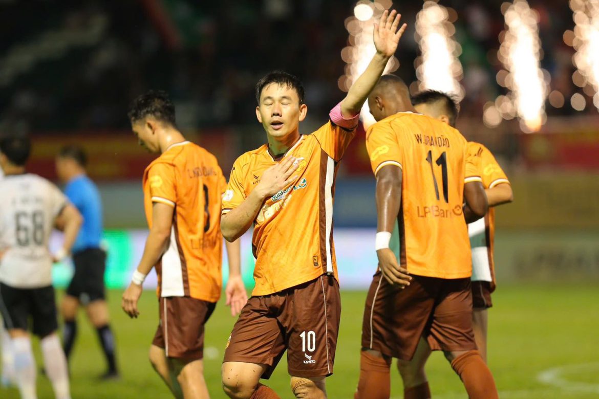 CĐV HAGL ngất ngây với màn thể hiện của Minh Vương