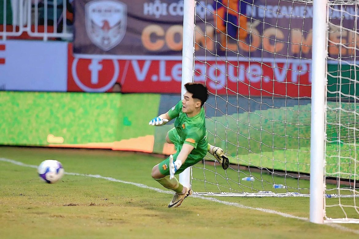 CĐV HAGL phấn khích với màn thể hiện của Trung Kiên trước Hà Nội FC