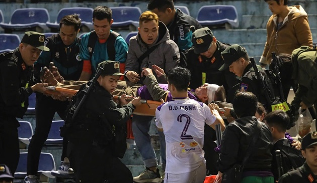 CĐV lớn tuổi gặp sự cố trên sân Hàng Đẫy, CLB Hà Nội phản ứng kịp thời