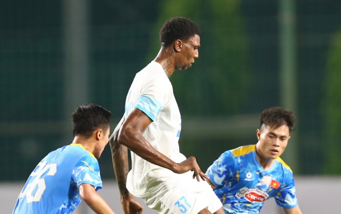 CĐV Nam Định “không biết nên vui hay buồn” sau thắng lợi 4-0 trước tuyển Việt Nam