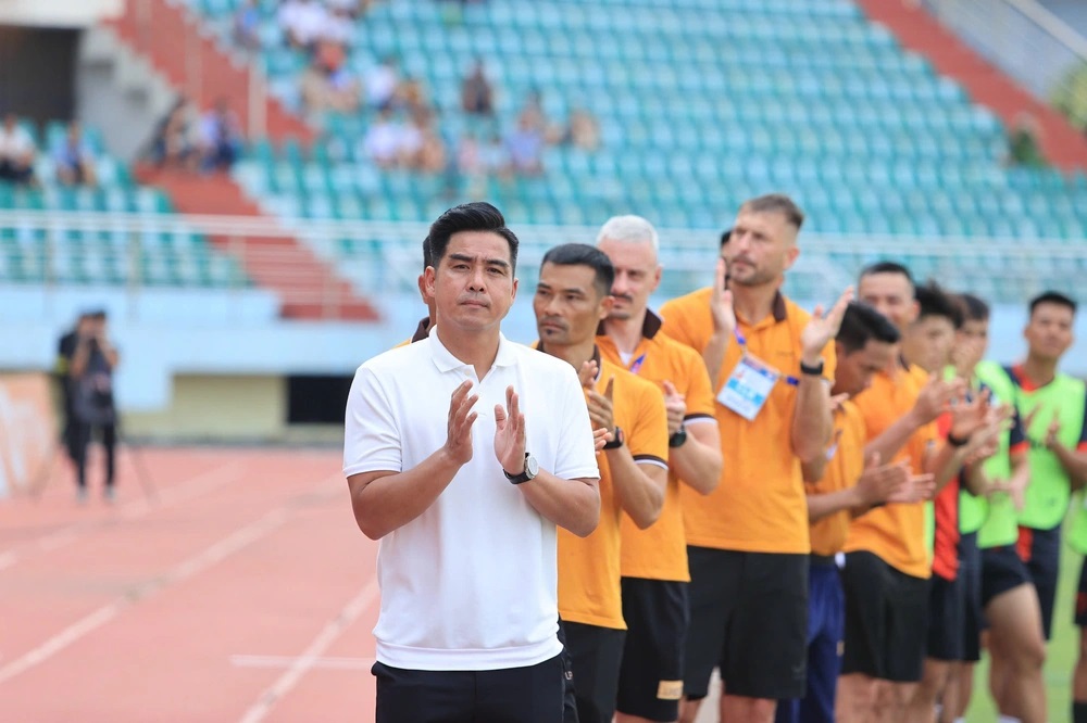 Chia tay Việt Thắng, đón HLV Barca B: Bước đi đầy tiếc nuối nhưng cần thiết của Ninh Bình