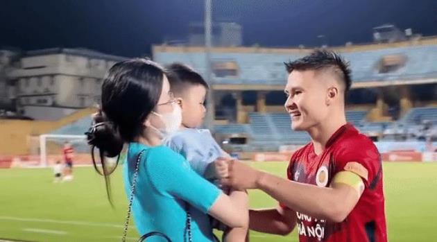 Chu Thanh Huyền bế con nhỏ ra sân mừng sinh nhật Quang Hải