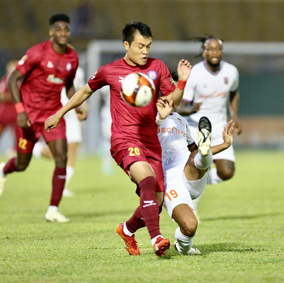 CLB V-League nợ lương dai dẳng, HLV công khai suy nghĩ