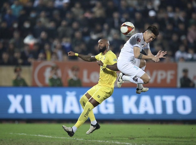 Công làm thủ phá, Nam Định mất điểm đau đớn phút bù giờ trước Thanh Hóa