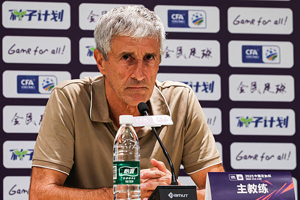 Cựu HLV Barca đối đầu CAHN trong nỗi lo bị sa thải