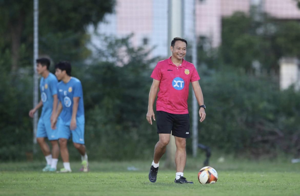 Dẫn đầu V-League, HLV Nam Định trăn trở: “Các đội đã bắt bài được chúng tôi”