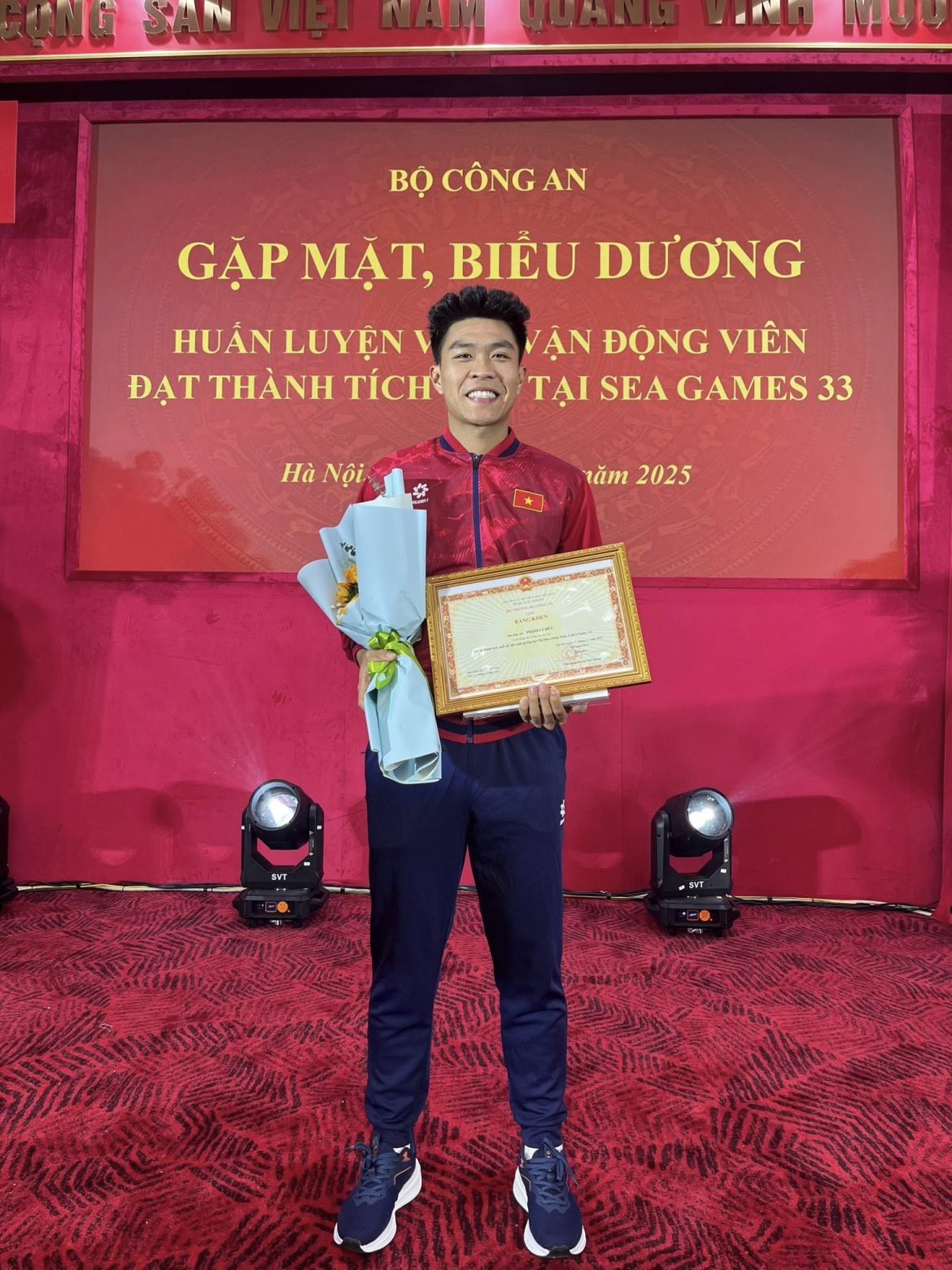 Dàn hotboy U22 Việt Nam nhận bằng khen của Bộ Công an sau thành tích HCV SEA Games 33, Đình Bắc khoe “sĩ hết đời”