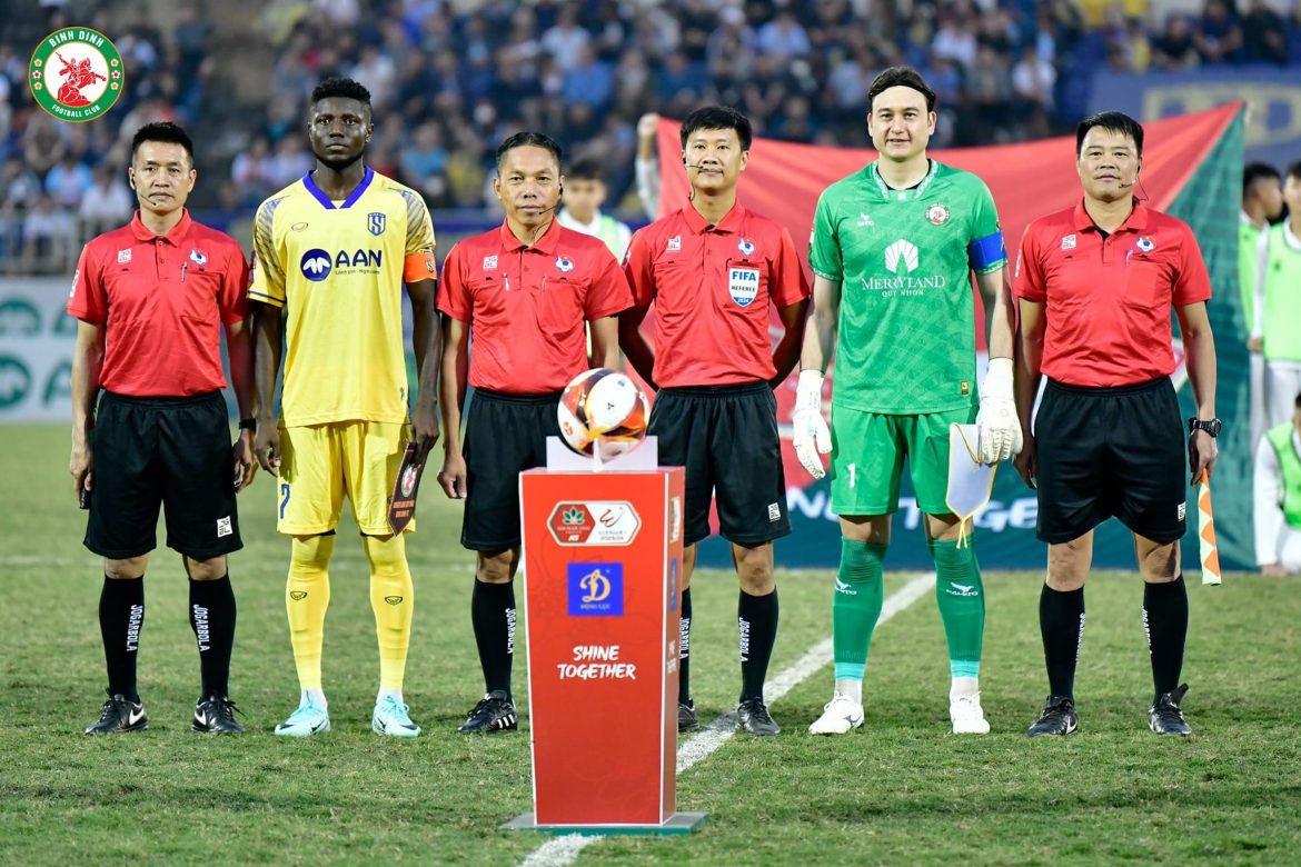 Đặng Văn Lâm chấn thương, HLV Bình Định phá vỡ im lặng