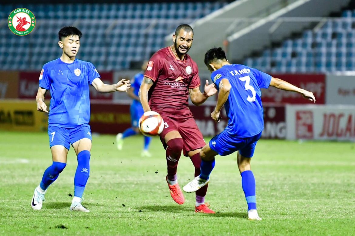 Đi thuê sân đá bóng, CLB V-League bị phê bình