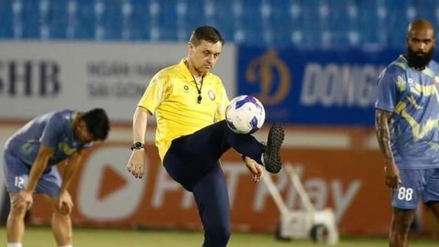 Điểm tin bóng đá Việt Nam 17/5: HLV Thanh Hóa xin từ chức; Hà Nội gửi đơn kiến nghị trọng tài