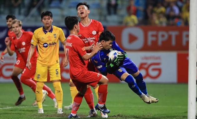 Điểm tin bóng đá Việt Nam 26/4: Sông Lam Nghệ An bức xúc với trọng tài; Viettel bị làm khó khi mượn sân