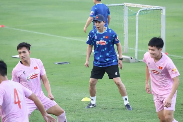 Điểm tin bóng đá Việt Nam 3/8: HLV Kim Sang-sik xem giò Đình Bắc, Văn Khang; Bùi Tiến Dũng mời gọi Patrik Lê Giang