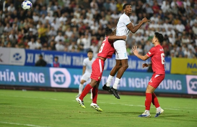 Đình Trọng choáng váng với chiều cao của ngoại binh Nam Định