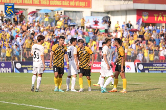 Đội bóng của thầy Park vỡ mộng; Bình Dương chia tay HLV Lê Huỳnh Đức