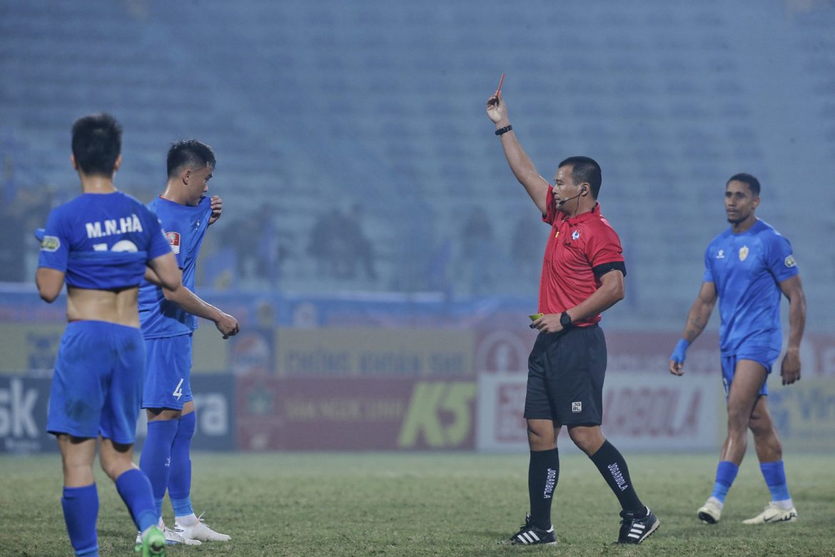 Đội nhà phạm lỗi thô bạo, HLV phá vỡ im lặng