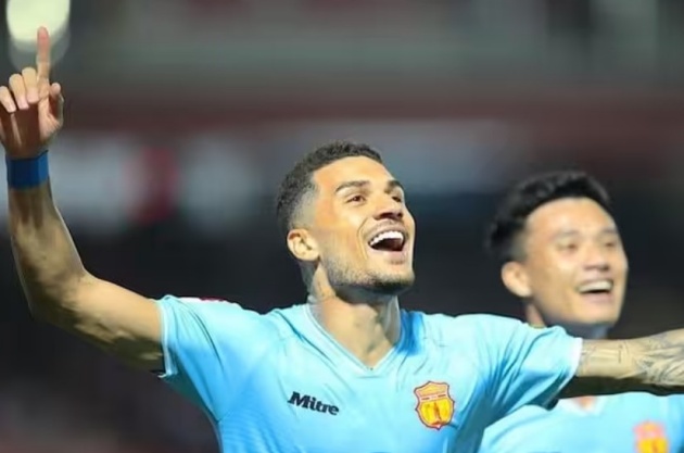 Đồng đội của Xuân Son ngồi ngoài hết mùa giải