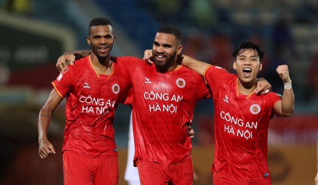 Đua vô địch V-League: CAHN khiến Nam Định, Thể Công ‘đứng ngồi không yên’