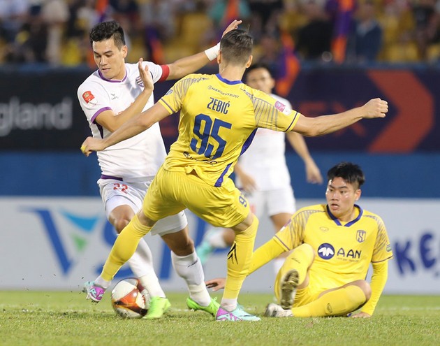 Hạ gục Bình Dương, SLNA khiến HAGL run rẩy