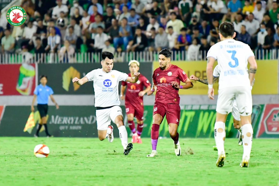 Hạ gục đội dẫn đầu V-League, HLV tiết lộ 1 điều về Văn Lâm