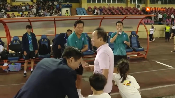 Hà Nội thảm bại, bầu Hiển xuống sân chúc mừng Nam Định