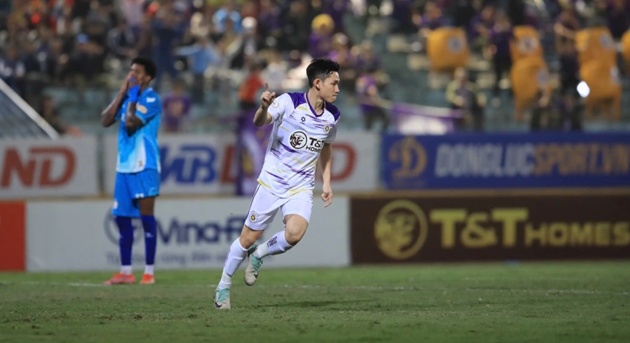 Hà Nội thắng kịch tính trong trận cầu 5 bàn thắng để áp sát Nam Định