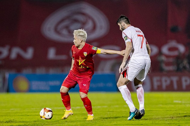 Hà Tĩnh chia điểm trước Viettel; Quảng Nam vùi dập Khánh Hòa