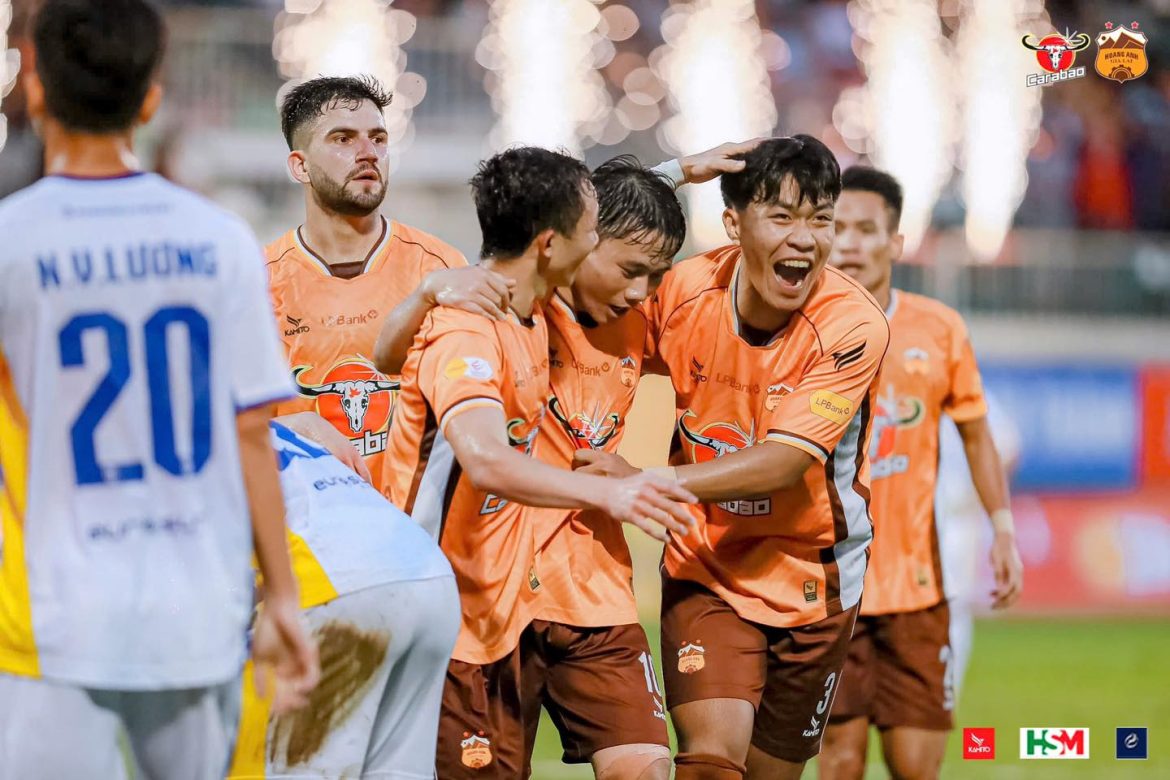 HAGL bay cao, tân HLV chia sẻ triết lý