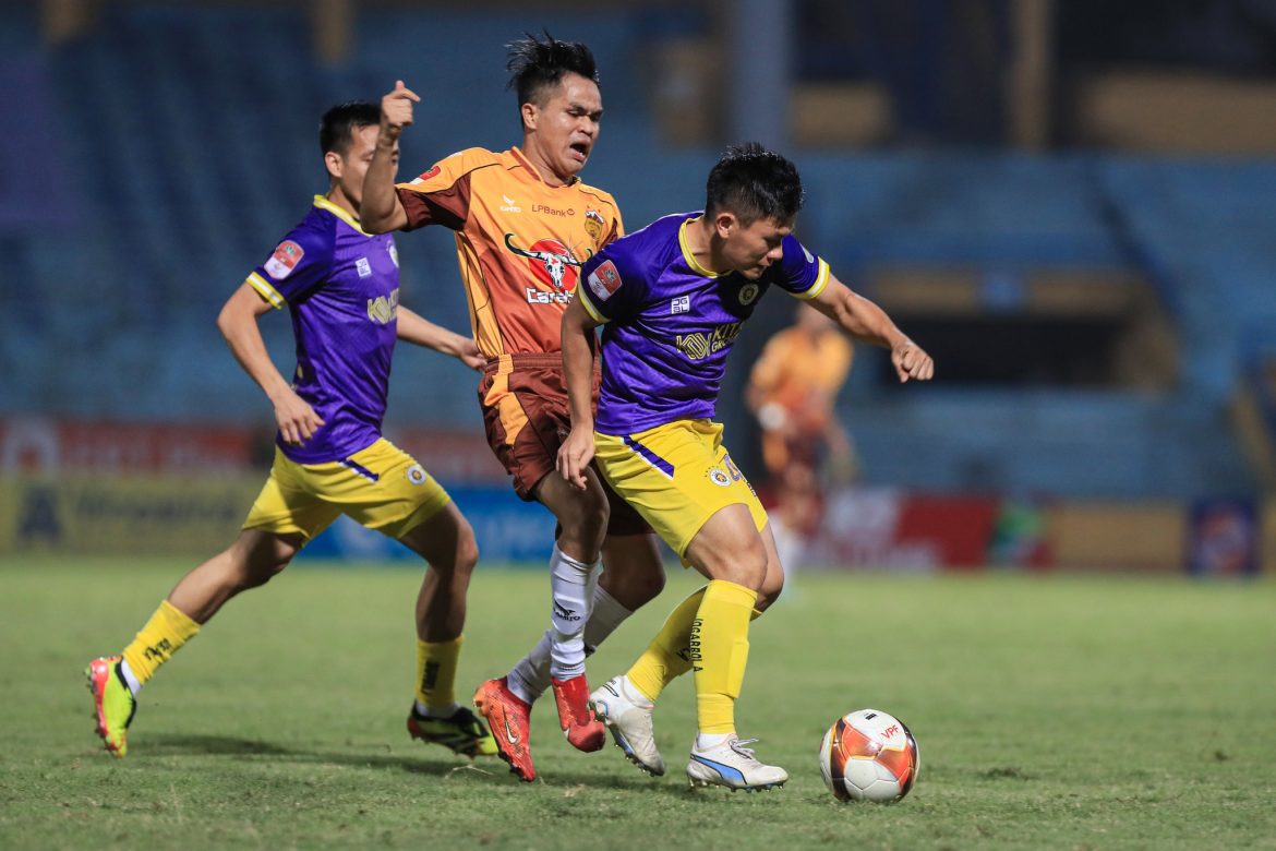 HAGL bị tố chơi bạo lực, HLV Hà Nội nói gì?