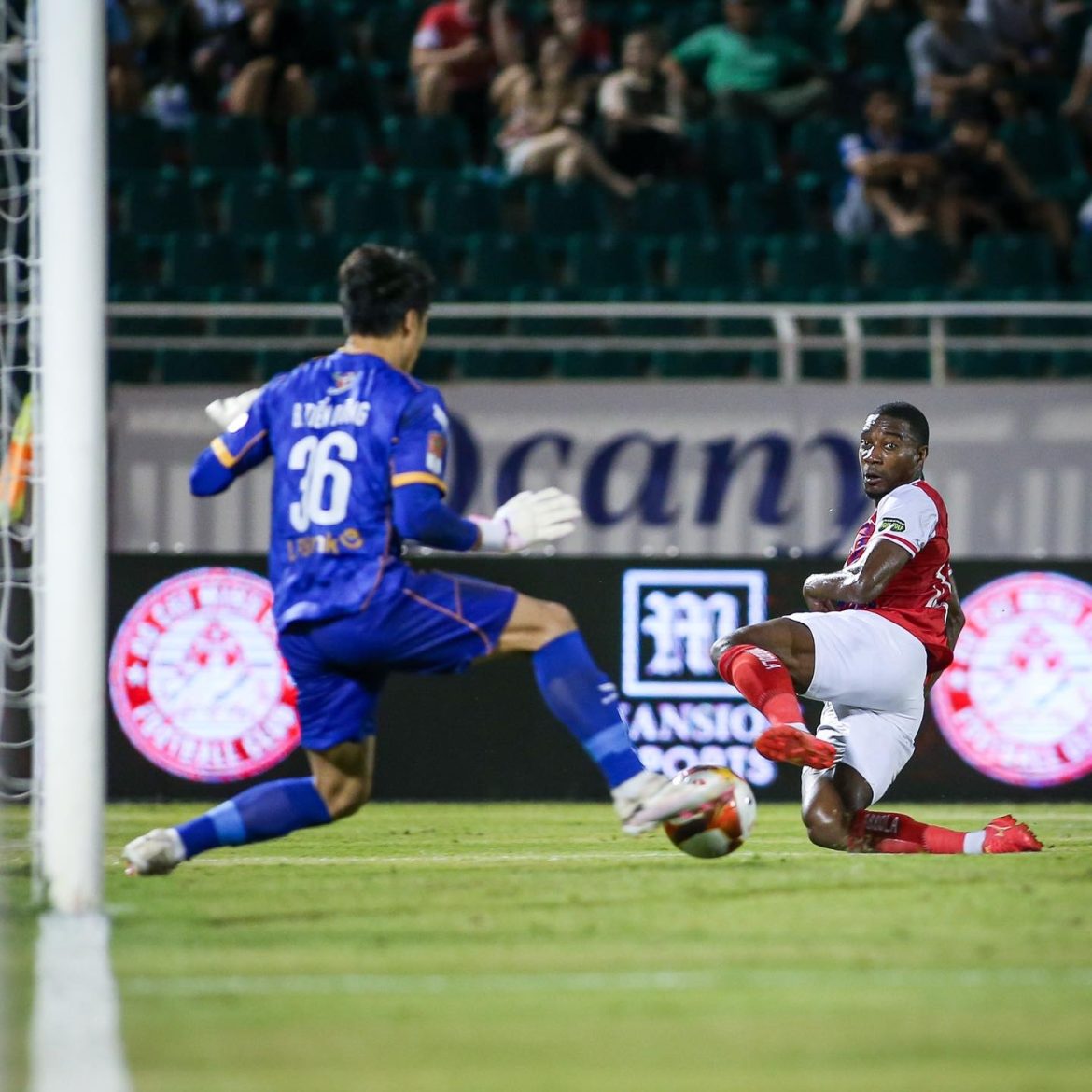 HAGL Thua đậm, HLV Vũ Tiến Thành lại nhắc đến trọng tài