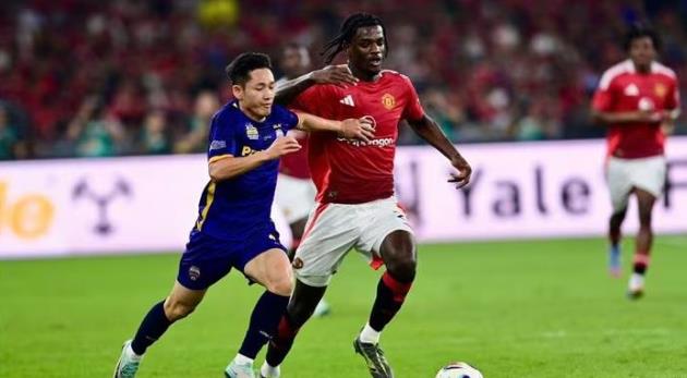 Hai Long khuấy đảo hàng thủ MU, truyền cảm hứng cho bóng đá Việt