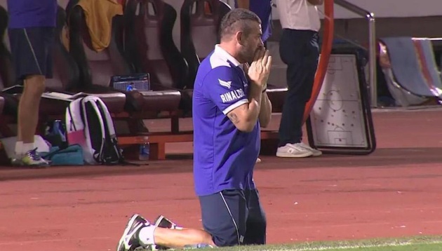 HLV Bắc Ninh quỳ gối cầu nguyện, học trò vẫn sút hỏng 11m