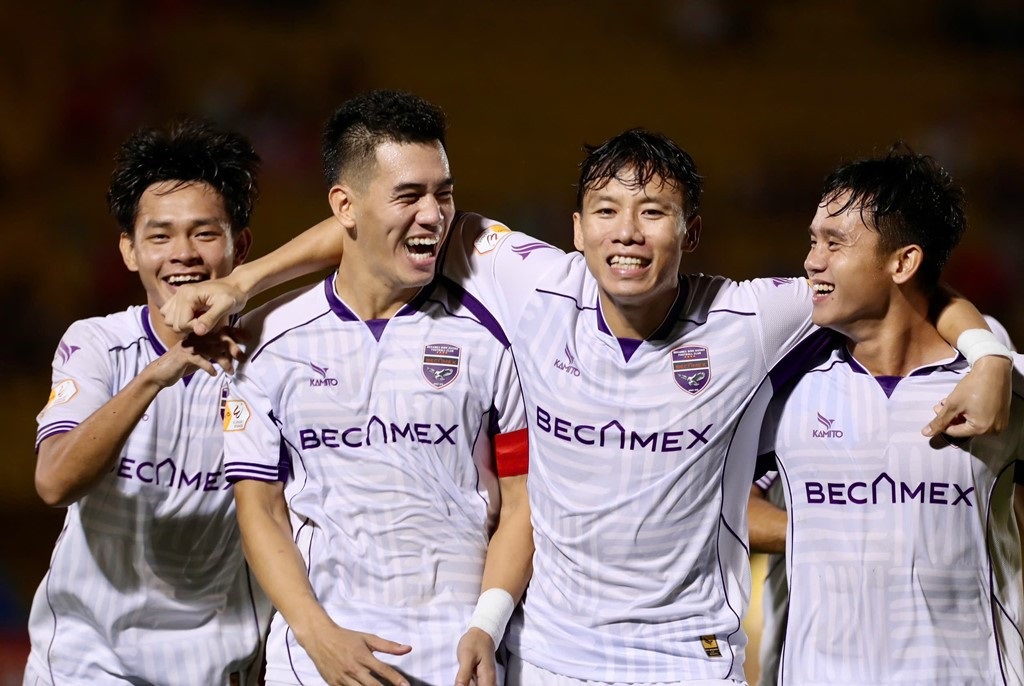 HLV Chu Đình Nghiêm chê VAR, ông Hoàng Anh Tuấn trách cầu thủ đá dưới sức