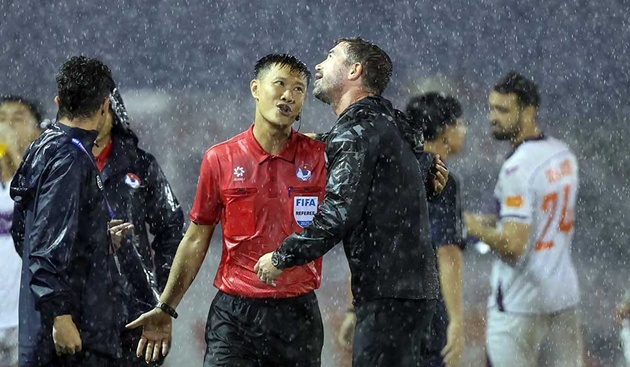 HLV Kewell lo ngại an toàn, đề nghị dừng trận đấu