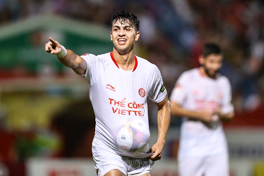 HLV Kim Sang-sik nhìn Filip Nguyễn bị lừa qua, Hải Phòng thắng nhọc Hà Tĩnh